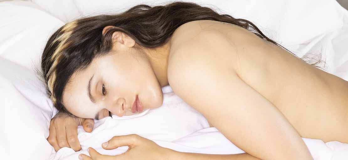 Obrázek k článku ALBUM MĚSÍCE: Poněkud obnažená světlonoška Rosalía. Na převratné sólovce je opulentní