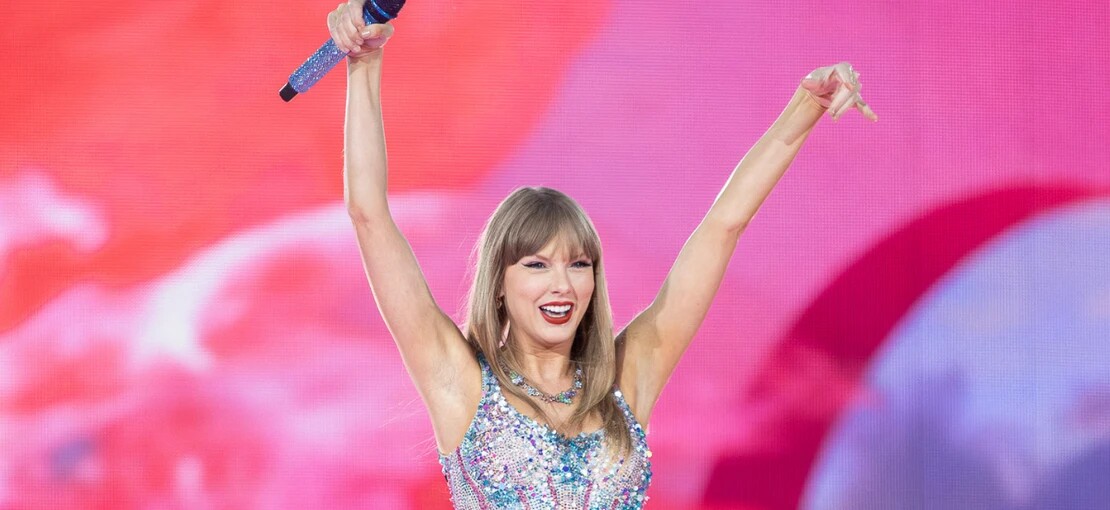 Obrázek k článku Oranžová éra Taylor Swift. Nové album odhalila v podcastu svého partnera Travise Kelceho