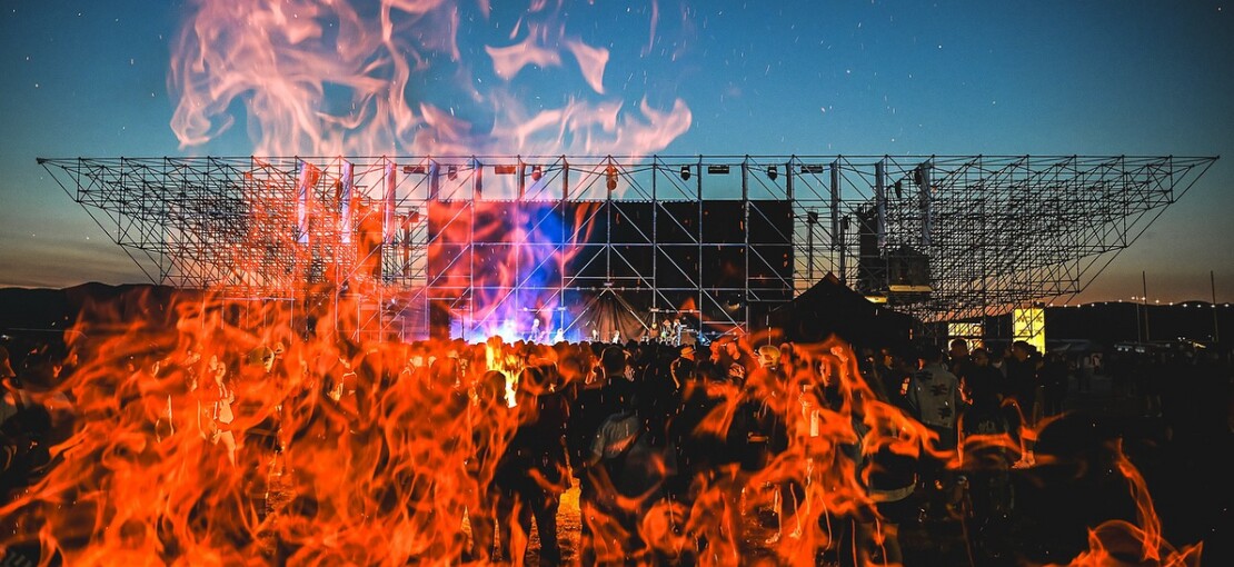 Obrázek k článku Slovenský festival Grape začal táborákem bez mobilů. Přivítá Justice či Empire Of The Sun