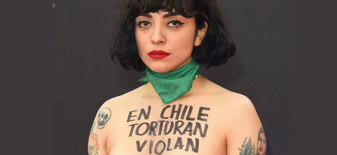 Obrázek k článku „V Chile mučí a zabíjejí,“ napsala si na ňadra. Příběh temperamentní zpěvačky Mon Laferte