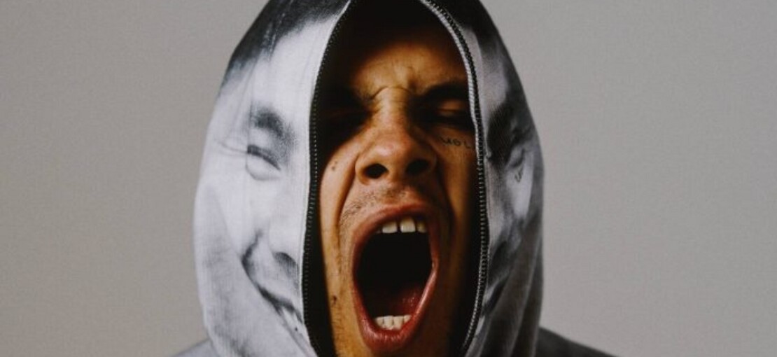 Obrázek k článku RECENZE: Slowthai přidal víc kytar. Skvěle osciluje mezi sprostotou rapu a popem