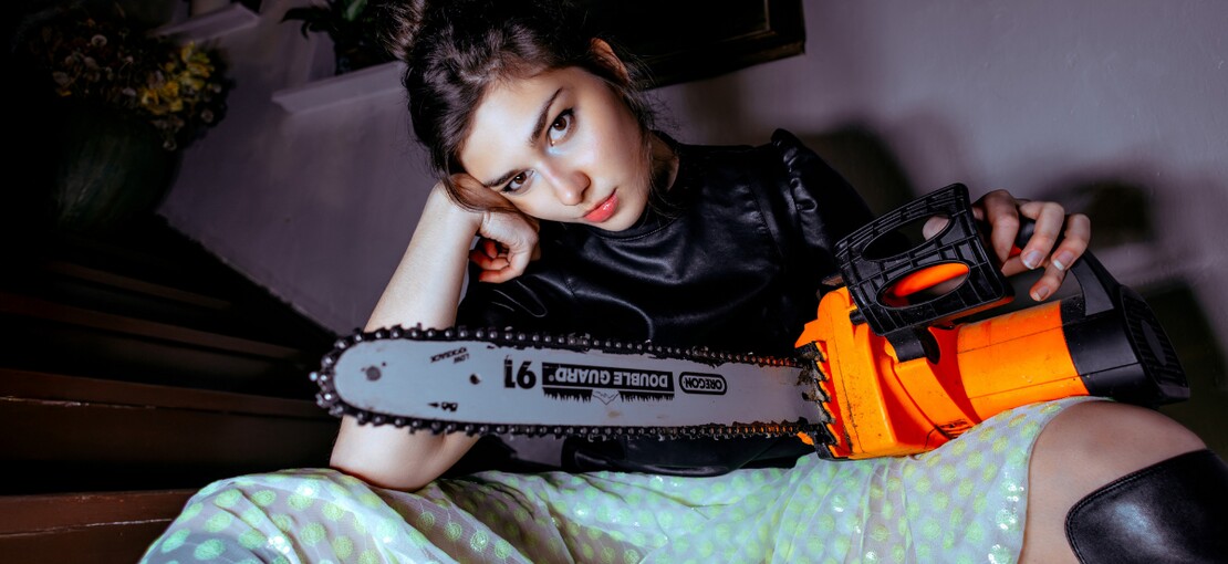 Obrázek k článku Čerstvé (z)boží: Nový talent jménem Sophie So riskuje s popem i motorovou pilou