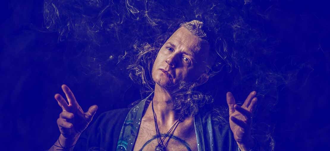 Obrázek k článku Jakub König: Texty přicházejí  v hejnech. Mezitím schnou barvy