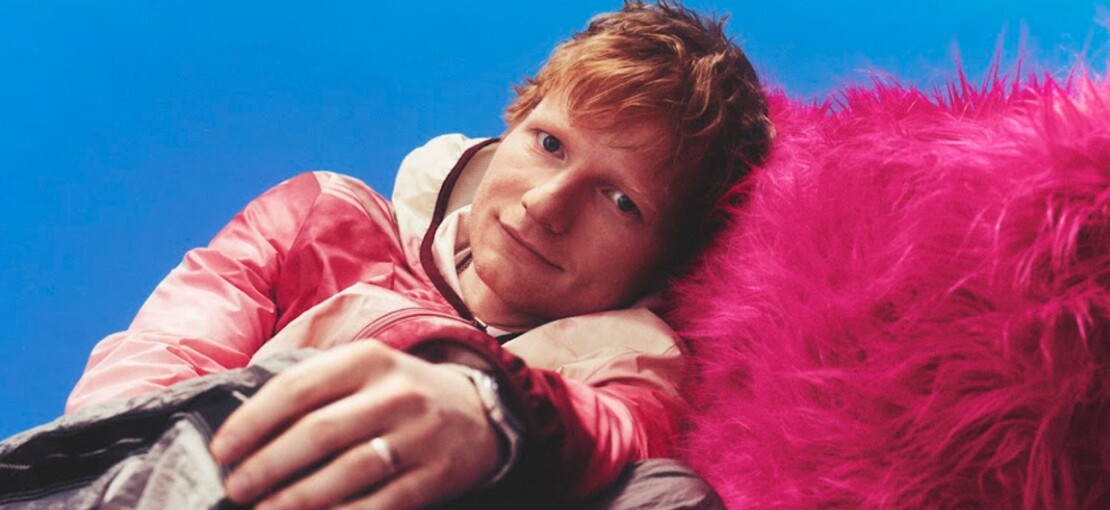 Obrázek k článku RECENZE: Ed Sheeran hraje na jistotu. Na albu Play sundal nohu z plynu