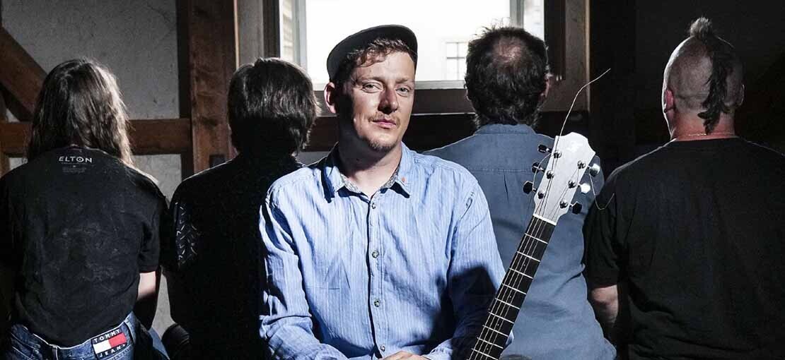 Obrázek k článku RECENZE: Wóďa je malostranský vypravěč. Jeho civilním písničkám kapela sluší