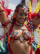 Náhledový obrázek k článku Glastonbury ovládli draci. Slavný festival odpálil Jan Tleskač i zambijská čarodějnice