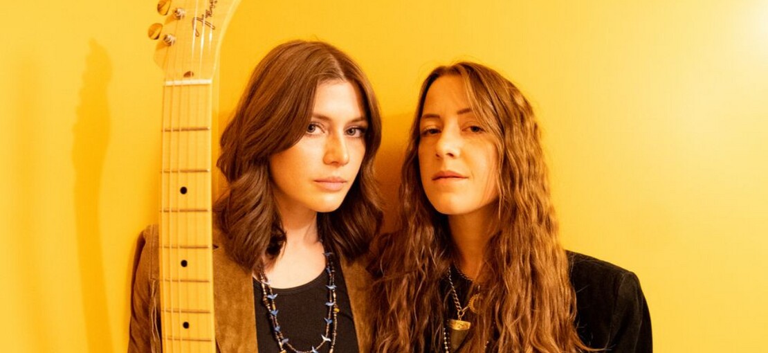 Obrázek k článku RECENZE: Sestrám Larkin Poe znovu koluje v žilách rokenrol. Srdce patří country