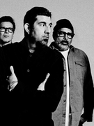 Náhledový obrázek k článku RECENZE: Poslech Deftones je jako svlékání kůže. Bolestivé, nutné a krásné zároveň
