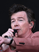 Náhledový obrázek k článku GLOSA: Rick Astley slaví šedesátku. Britský popový fenomén pořád nezklamal
