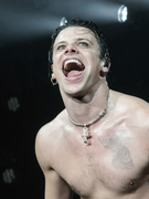 Náhledový obrázek k článku RECENZE: Yungblud znovu poctil své Idoly. Dospěl a teď si může dovolit cokoli