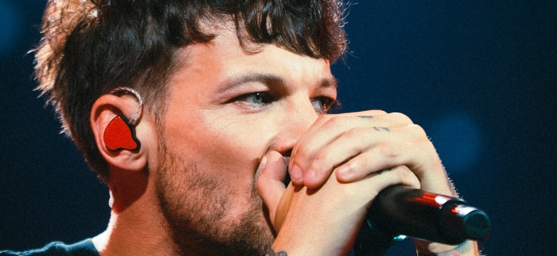 Obrázek k článku NAŽIVO: Louise Tomlinsona vítal řev. Hvězda One Direction uspokojila i rodiče