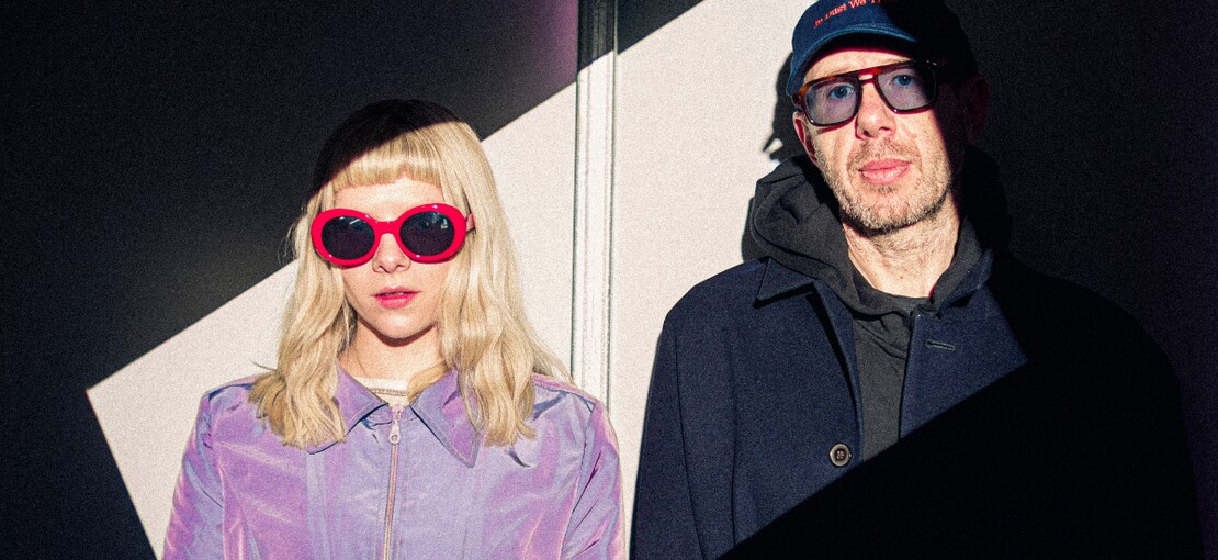 Obrázek k článku RECENZE: Aurora a půlka The Chemical Brothers. Tomora dělá elektroniku bez limitů