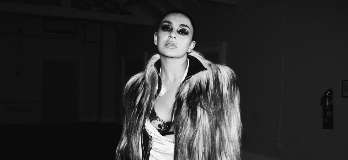 Obrázek k článku GLOSA: Po zeleném šílenství rocková hudba. Charli xcx pohřbívá taneční éru