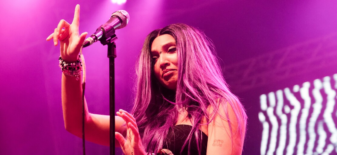 Obrázek k článku Kouzlo malých pódií Rock for People. Ivri přitvrdila a působila jako zjevení