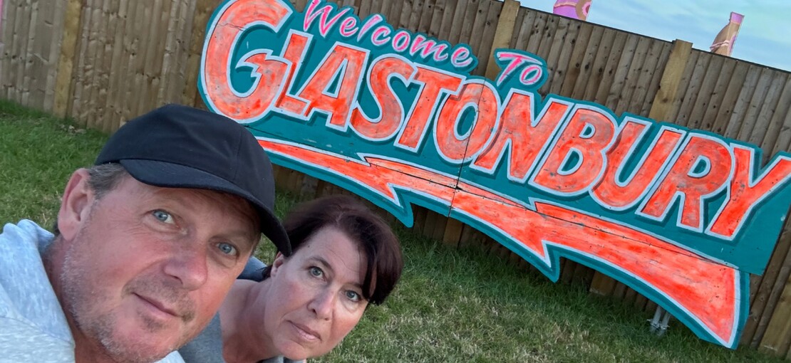 Obrázek k článku Petr Dvořák a Míla Dubská: Život po televizi. Rokenrol, Glasto a Lennon v galerii