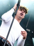 Náhledový obrázek k článku Rockový drajv i chybějící dech. Sofian Medjmedj na Rock for People dospívá