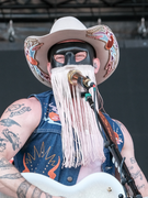 Náhledový obrázek k článku Maskovaný hrdina hrál do krve. Gay kovboj Orville Peck nadchnul Metronome