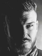 Náhledový obrázek k článku Kuba Ryba vytáhl do boje proti Otu Klempířovi. Trika s motivem STB jdou na dračku