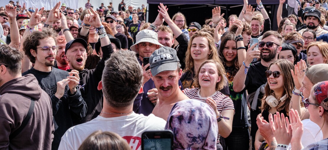 Obrázek k článku „Kykyryký matrfakrz.“ P/\ST vedla ranní rozcvičku Rock for People