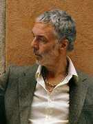 Náhledový obrázek k článku Baxter Dury rozkládá publikum na prvočinitele. Do Prahy míří se silnou deskou