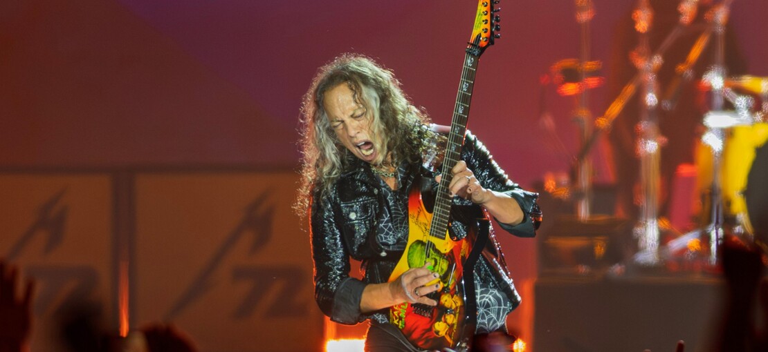 Obrázek k článku Pád z pódia na koncertě Metalliky. Kirk Hammett zahučel mezi fanoušky