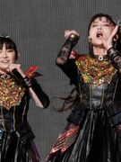 Náhledový obrázek k článku Roztomilý japonský bizár. Babymetal rozpumpovaly Rock for People i na playback