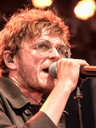 Náhledový obrázek k článku GLOSA: Choďte na menší pódia! Živlové z Yard Act nadchli na Rock for People zasvěcené