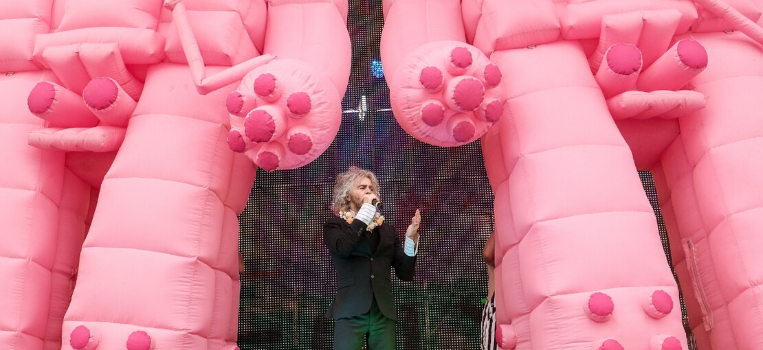 Obrázek k článku Růžoví roboti, Black Sabbath a hodně konfet. The Flaming Lips vzali Metronome na trip
