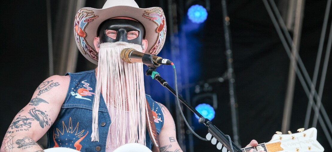 Obrázek k článku Maskovaný hrdina hrál do krve. Gay kovboj Orville Peck nadchnul Metronome