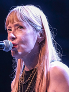 Náhledový obrázek k článku NAŽIVO: Prostě krása. Suzanne Vega je geniální vypravěčka příběhů. Přidal se i Karel Holas
