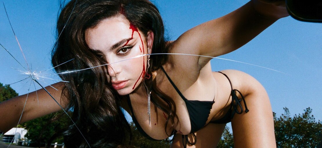 Obrázek k článku RECENZE: Charli xcx převlékla kabát. Výsledkem je banán přilepený na zdi