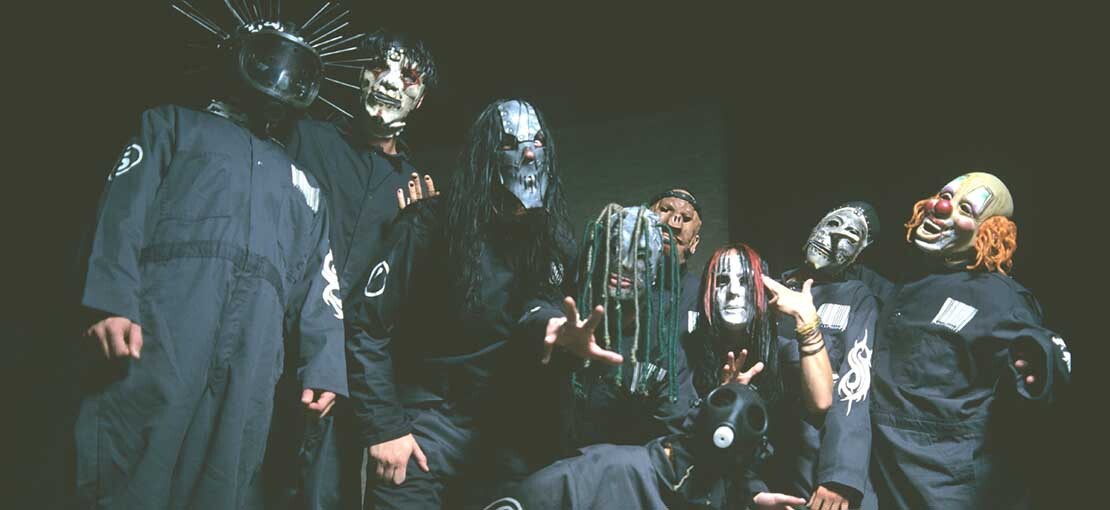 Obrázek k článku Neuvěřitelný příběh zlomového alba Slipknot. Polorozpadlá kapela v rauši sestřelila Bořak stavite