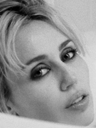 Náhledový obrázek k článku Miley dovádí se snoubencem v posteli. Rozverný klip vydala spolu s desátým albem
