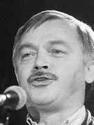 Náhledový obrázek k článku Textařský příběh Karla Kryla. Hrál si s rusismy a vymýšlel nová slova. Nejznámější je demokratura
