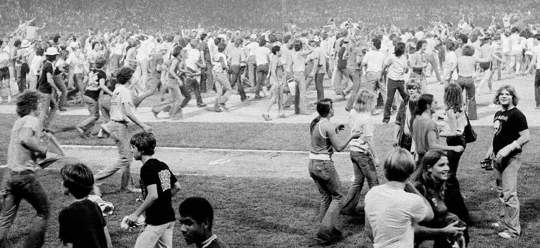 Obrázek k článku Velká zkáza disko hudby. Američané ukončili taneční horečku pálením desek na stadionu