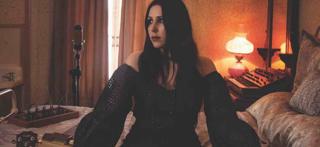 Obrázek k článku RECENZE: Temné kráse Chelsea Wolfe prospěla společnost. Hororově hladí