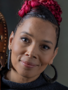 Náhledový obrázek k článku Čím temnější Amerika, tím laskavější hudba. Rhiannon Giddens věří v sílu naděje