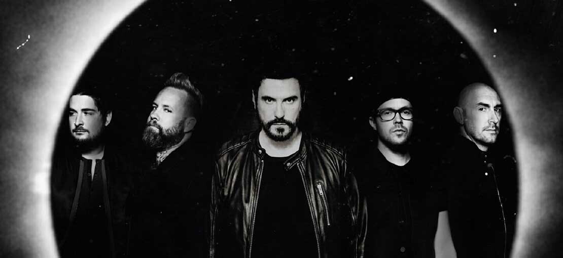 Obrázek k článku Hobitín: „Stáhněte si moji hru!“ burcoval zpěvák Breaking Benjamin fanoušky na koncertě