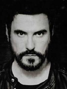 Náhledový obrázek k článku Hobitín: „Stáhněte si moji hru!“ burcoval zpěvák Breaking Benjamin fanoušky na koncertě