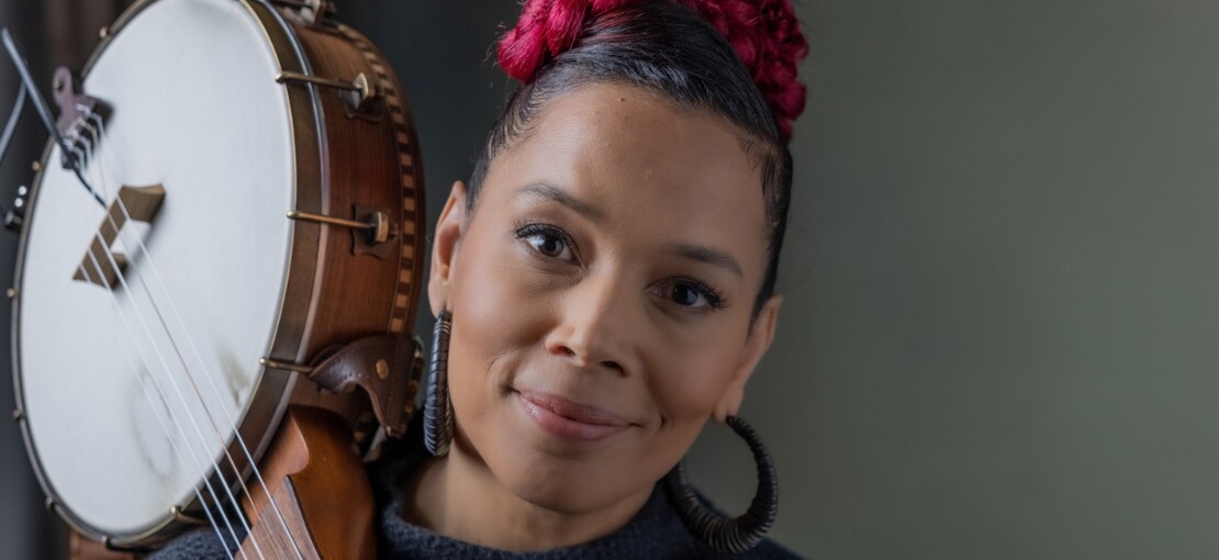 Obrázek k článku Čím temnější Amerika, tím laskavější hudba. Rhiannon Giddens věří v sílu naděje