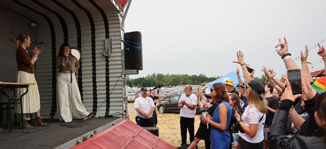 Obrázek k článku Ewa Farna překvapila Rock for People na karaoke valníku