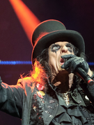 Náhledový obrázek k článku NAŽIVO: Alice Cooper v soudní síni. Hájil se šavlí, s hadem a hlavně rokenrolem