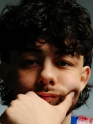 Náhledový obrázek k článku GLOSA: „Calin zase Calinuje.“ Fanoušci vítají píseň Stovky let, jako by čekali stovky let