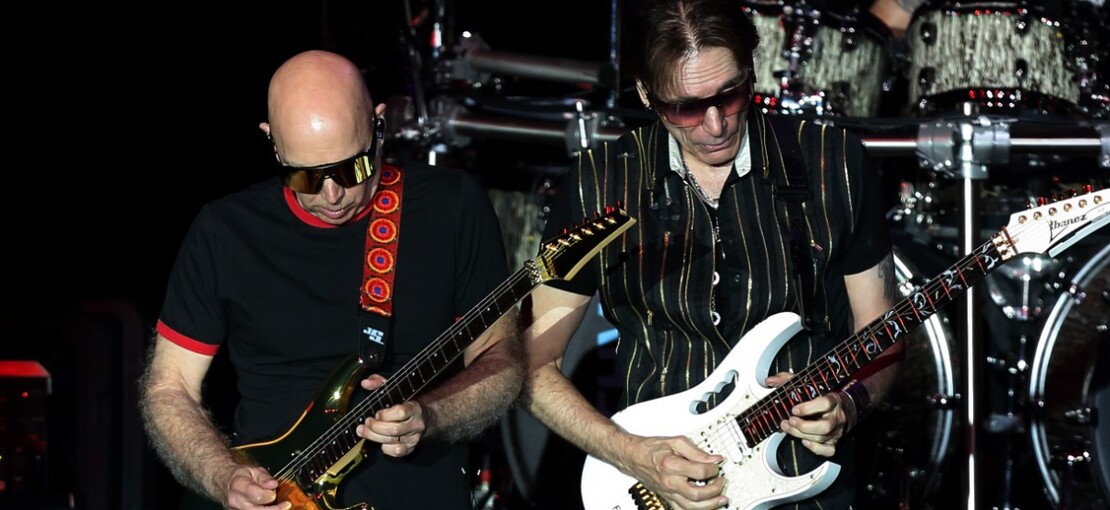 Obrázek k článku NAŽIVO: Setkání kytarových géniů. Snové dvojici Satriani a Vai asistoval krteček