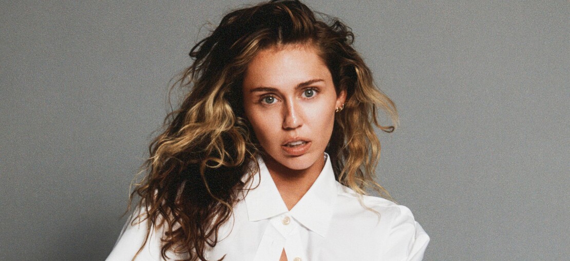 Obrázek k článku „Byla jsem bláznivá.“ Miley Cyrus se v novém singlu ohlíží a bilancuje