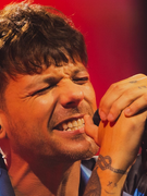 Náhledový obrázek k článku NAŽIVO: Louise Tomlinsona vítal řev. Hvězda One Direction uspokojila i rodiče