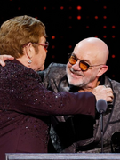 Náhledový obrázek k článku Elton John se dočkal. V Rock’n’rollové síni slávy přivítal Bernieho Taupina