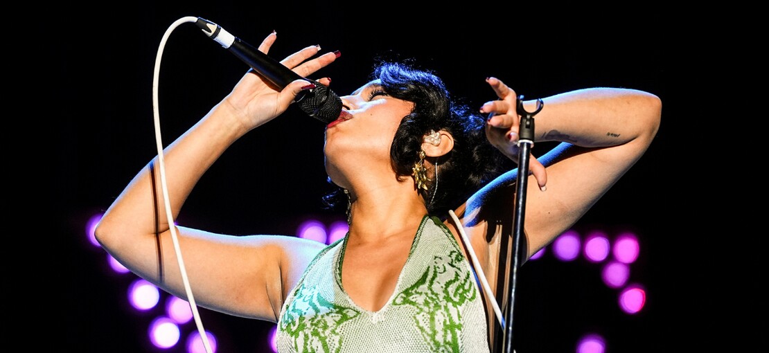 Obrázek k článku GLOSA: Kde sakra je? Prostopášná Raye hledá v nablýskaném retro singlu manžela