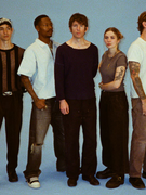 Náhledový obrázek k článku Hardcore s duší popu. Léto 2025 patří Turnstile, vzkazuje Charli XCX