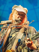 Náhledový obrázek k článku Neil Young rockoval za svobodný svět. Na Glastonbury měl chabou návštěvu, ale sílu